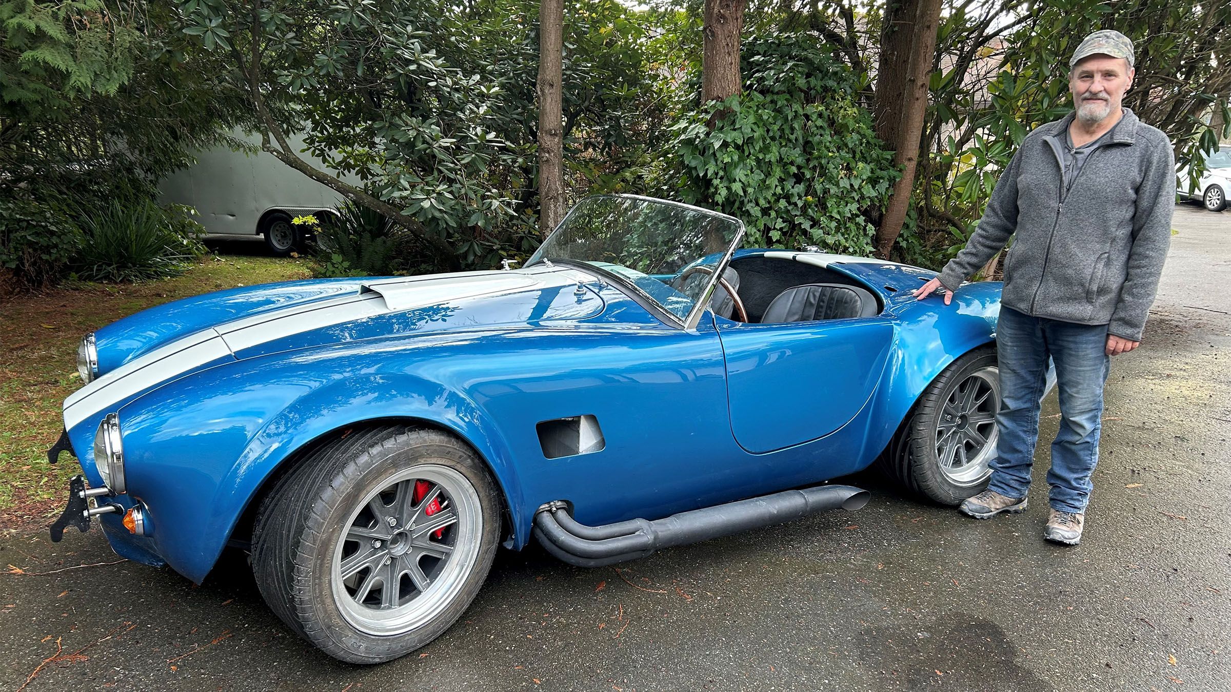 découvrez le mélange audacieux de puissance et d'innovation avec notre ac cobra tesla rat rod. cet engin unique fusionne le design classique des voitures de sport avec la technologie électrique moderne, offrant une expérience de conduite inégalée. plongez dans l'univers des voitures personnalisées et laissez-vous séduire par ce chef-d'œuvre alliant performance et style.