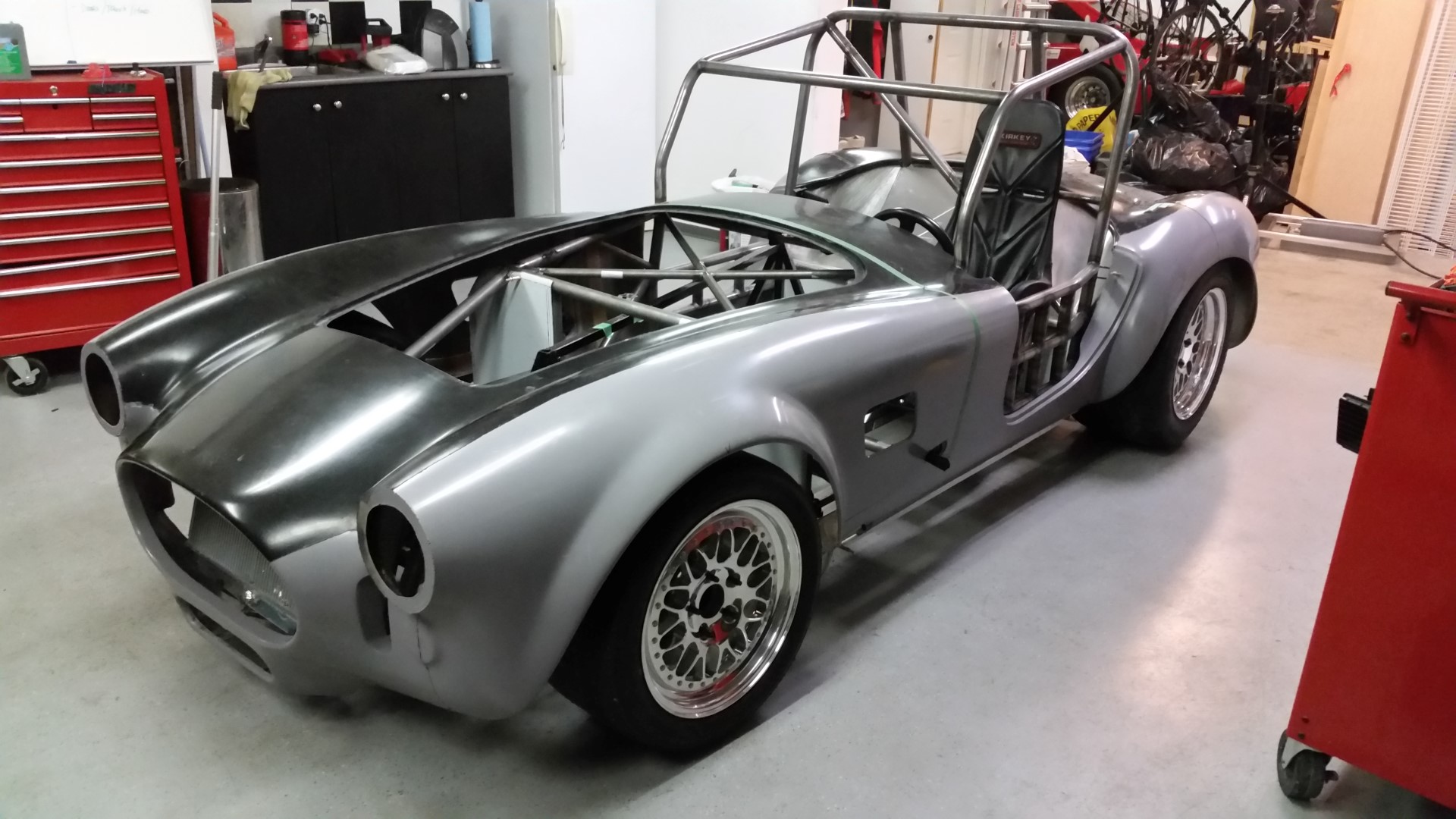 découvrez la fusion parfaite entre la nostalgie et la modernité avec l'ac cobra tesla rat rod. ce véhicule unique allie le design emblématique de l'ac cobra à la puissance innovante des technologies tesla, offrant une expérience de conduite inoubliable. plongez dans l'univers du tuning et de l'artisanat automobile, où chaque détail compte.