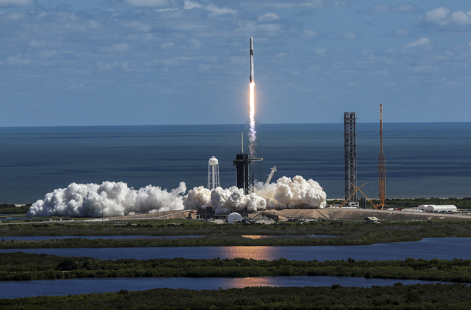 découvrez spacex, le pionnier de l'exploration spatiale fondé par elon musk. suivez ses missions innovantes, des lancements de satellites aux projets d'atterrissage sur mars, et plongez dans l'avenir de l'aéronautique.