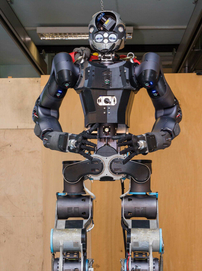 découvrez l'univers fascinant des hommes robots déambulant dans les rues : une fusion entre la technologie et la vie urbaine. explorez comment ces machines révolutionnent notre interaction avec le monde et imaginent l'avenir des villes.