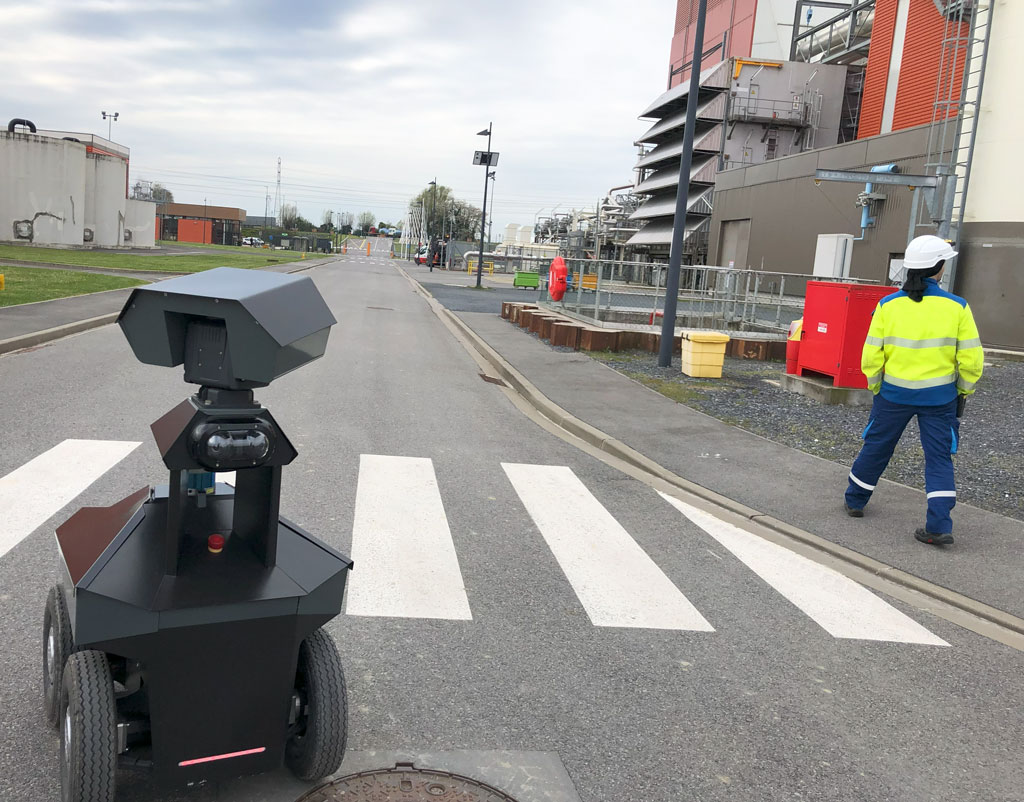 découvrez un univers fascinant où un homme robot arpente les rues, mêlant technologie et quotidien. plongez dans cette aventure unique entre futurisme et réalité urbaine.
