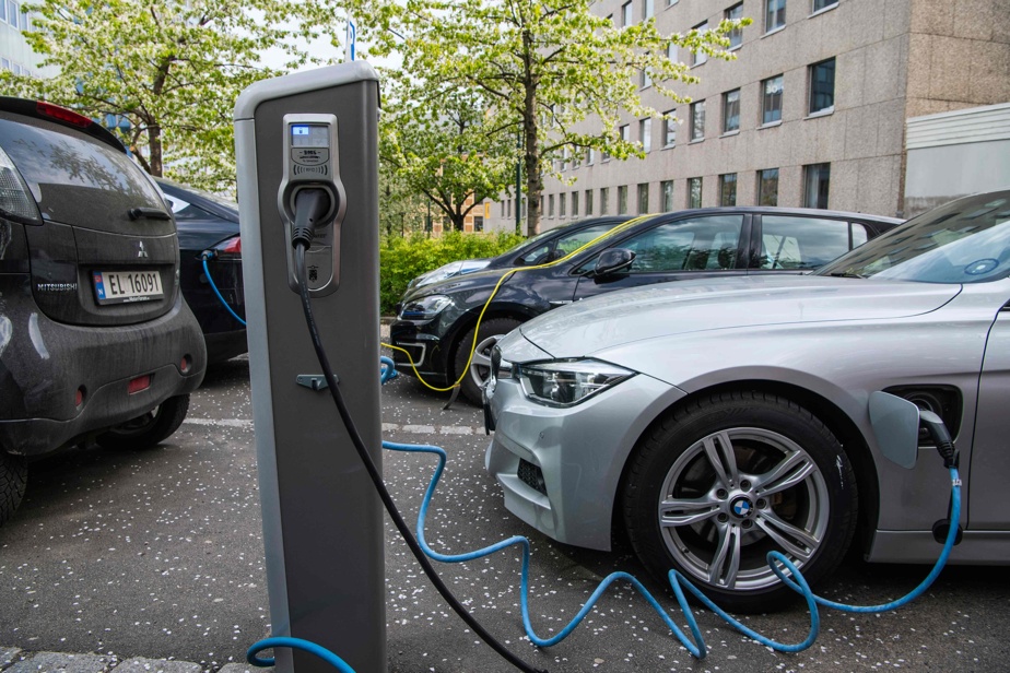 découvrez comment la norvège, pionnière en matière de véhicules électriques, transforme son paysage automobile avec des infrastructures avancées, des incitations fiscales et des innovations durables.