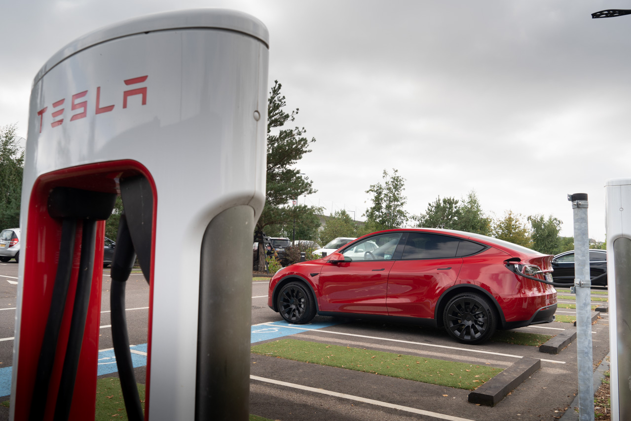 découvrez comment tesla se bat pour défendre ses droits de douane au sein de l'union européenne. un aperçu des enjeux commerciaux et des implications pour l'avenir de l'industrie automobile.