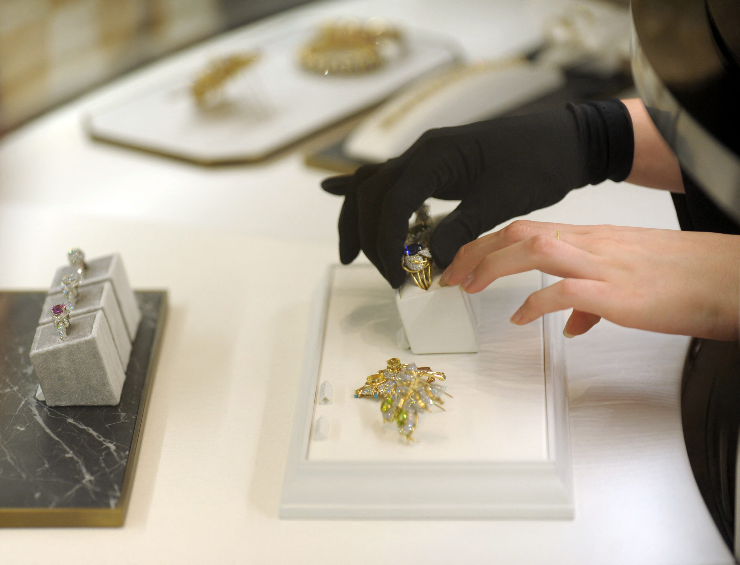 découvrez les dernières avancées dans l'enquête sur les vols de bijoux, où l'intelligence artificielle (ia) joue un rôle clé dans l'identification des suspects. plongez au cœur de cette affaire intrigante mêlant technologie et criminalité.