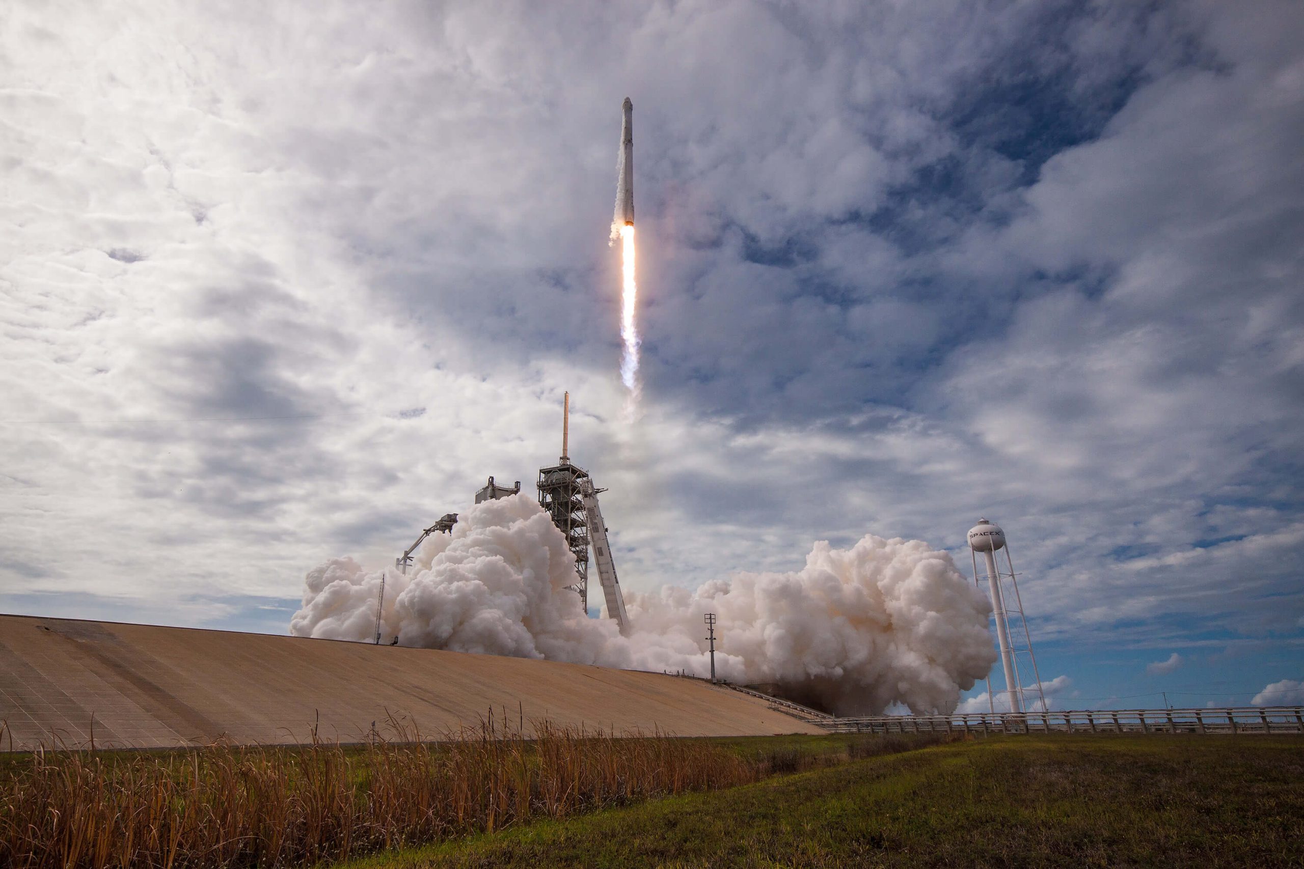 découvrez le lancement du falcon 9, la fusée emblématique de spacex qui révolutionne l'exploration spatiale. suivez les détails de ce lancement exceptionnel, son importance pour l'industrie aérospatiale et les missions à venir.