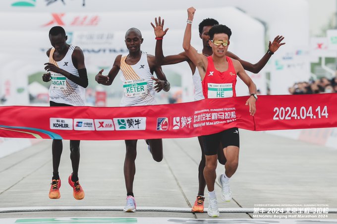 participez à l'événement unique du marathon robots humains à pékin, où la technologie rencontre l'endurance! découvrez des compétitions fascinantes entre coureurs et robots tout en célébrant l'innovation et l'esprit sportif.