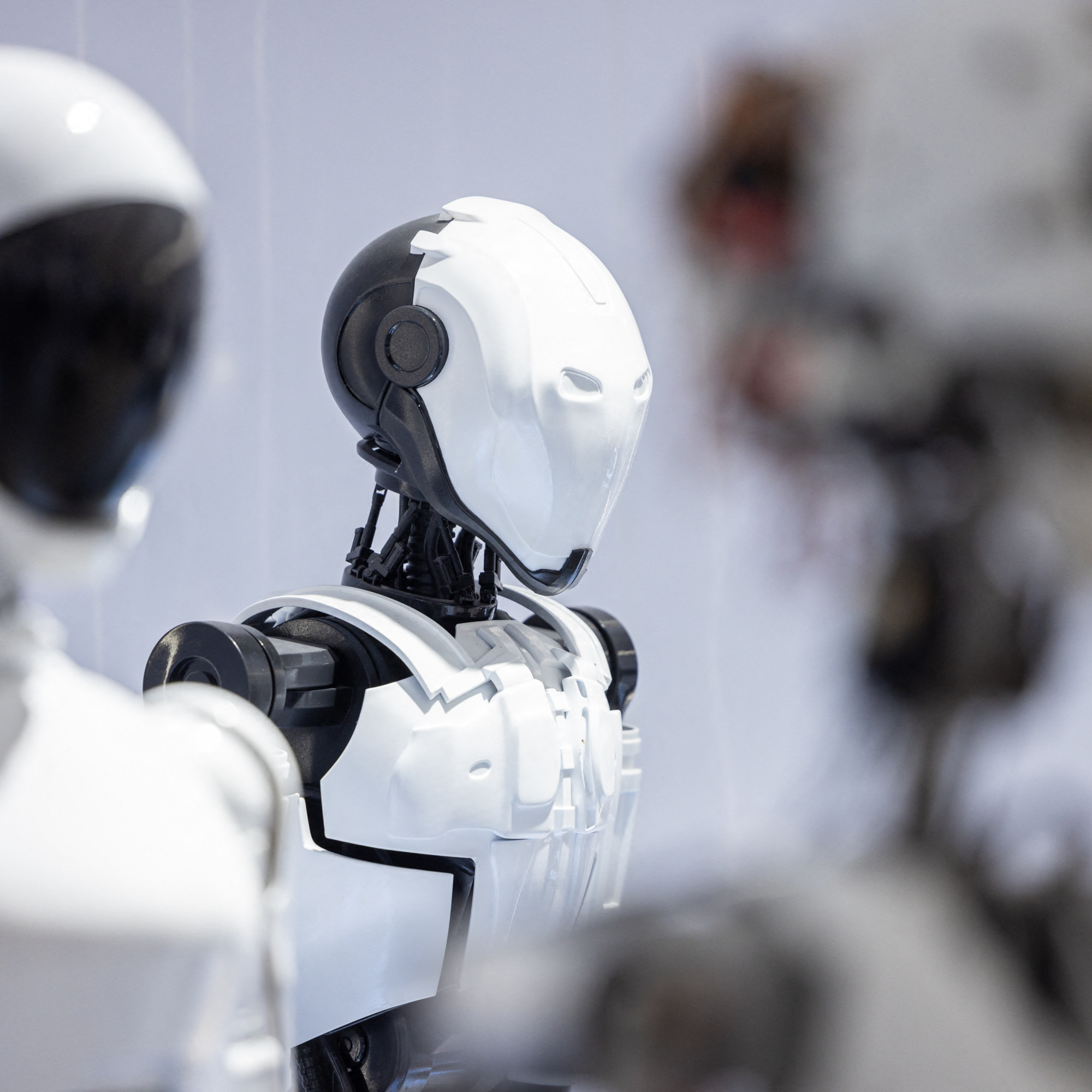découvrez notre prototype de robot terrestre innovant, conçu pour explorer des terrains variés et réaliser des missions autonomes. optimisé pour la robustesse et l'efficacité, ce robot allie technologie avancée et fonctionnalité pour répondre aux défis actuels en matière d'exploration terrestre.