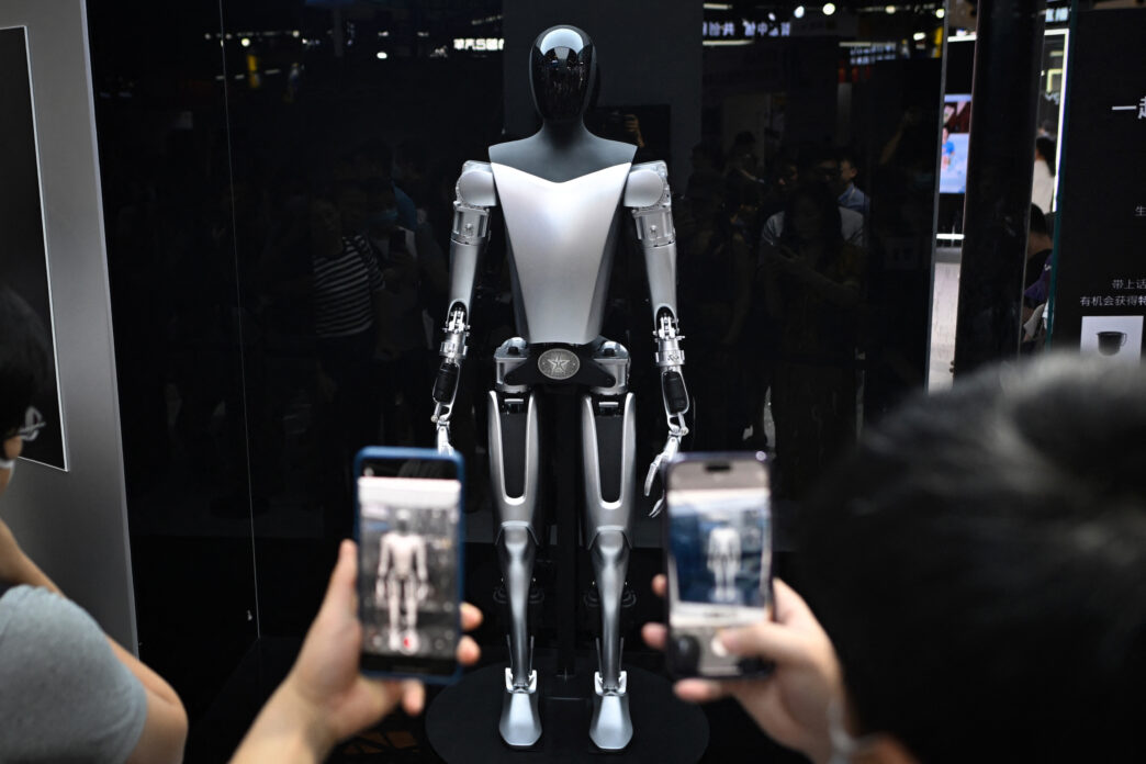 découvrez l'avenir de la mobilité avec les robotaxis et les robots humanoïdes. explorez comment ces technologies innovantes transforment notre quotidien en offrant des solutions de transport autonomes et des assistants intelligents pour améliorer notre qualité de vie.