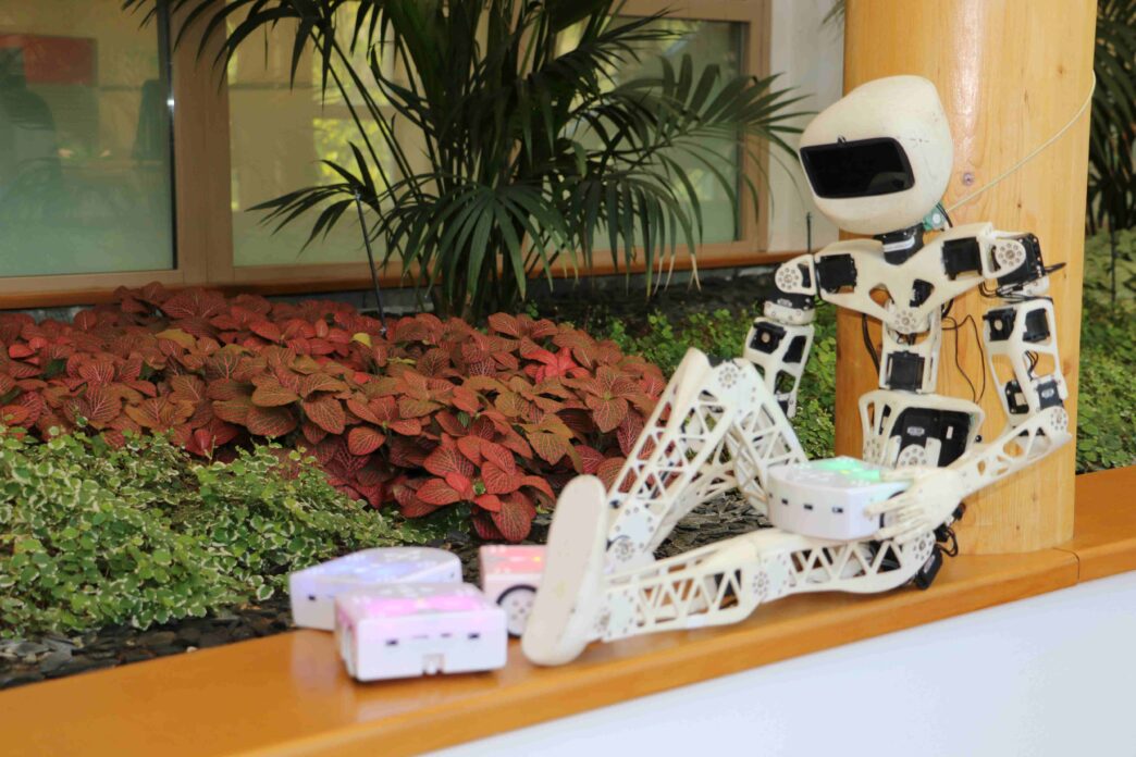 venez découvrir le festival robots d'évian, un événement unique qui célèbre l'innovation et la technologie à travers des expositions, des démonstrations et des ateliers interactifs. plongez dans l'univers fascinant des robots et assistez à des spectacles époustouflants tout en profitant des magnifiques paysages d'évian.