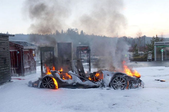 découvrez les derniers événements marquants à phoenix, où un incendie a touché un véhicule tesla, accompagné d'informations sur des fusillades récentes. analyse des causes et impacts sur la communauté locale.