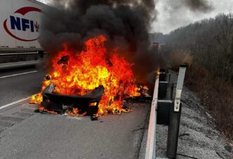 découvrez les dernières nouvelles sur l'incendie d'un véhicule tesla et les fusillades survenues à phoenix. analyse des événements, impact sur la sécurité et réactions des autorités. restez informé sur ces incidents marquants.