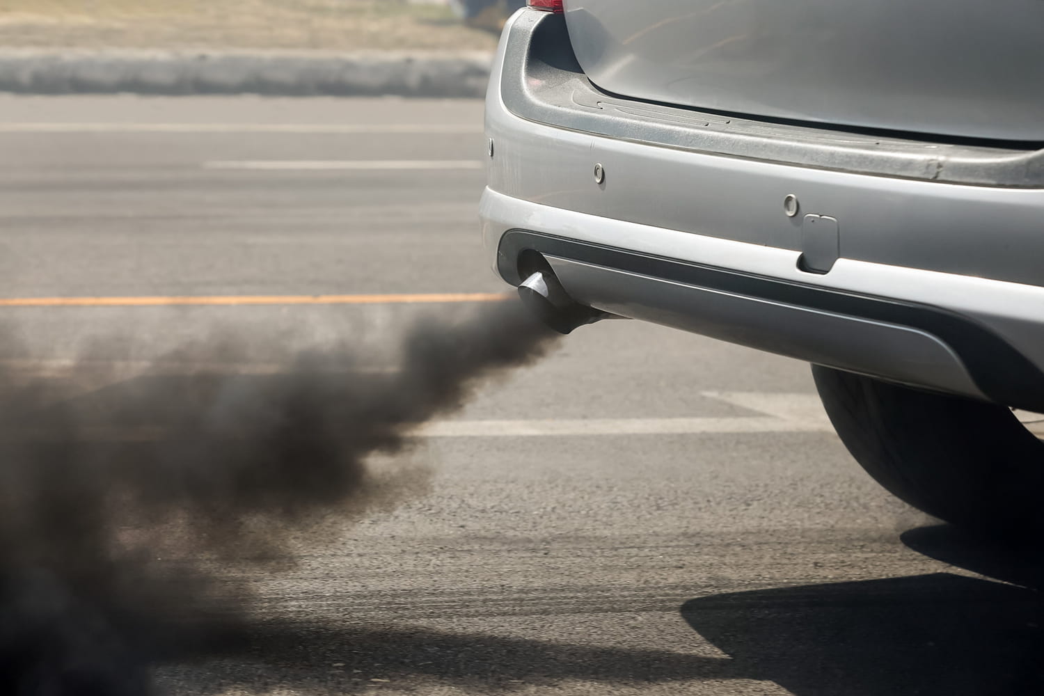 découvrez comment la pollution liée aux véhicules électriques impacte notre environnement. analyse des émissions de co2, de la production à la fin de vie des batteries, et solutions pour réduire leur empreinte écologique.