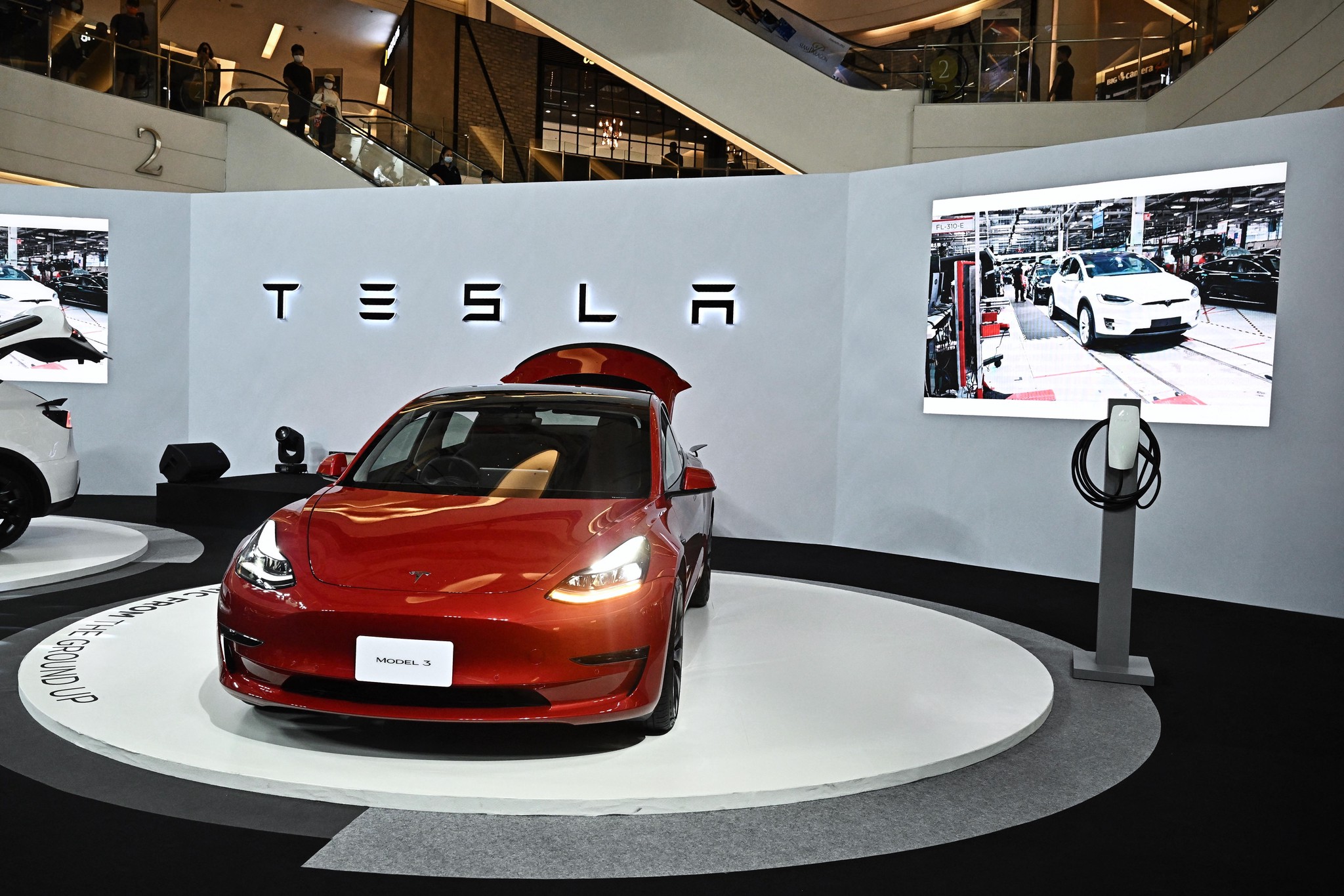 découvrez les raisons derrière la suspension des ventes de tesla et ses conséquences sur le marché automobile. restez informé des dernières actualités concernant la stratégie de la marque et l'impact sur les clients.