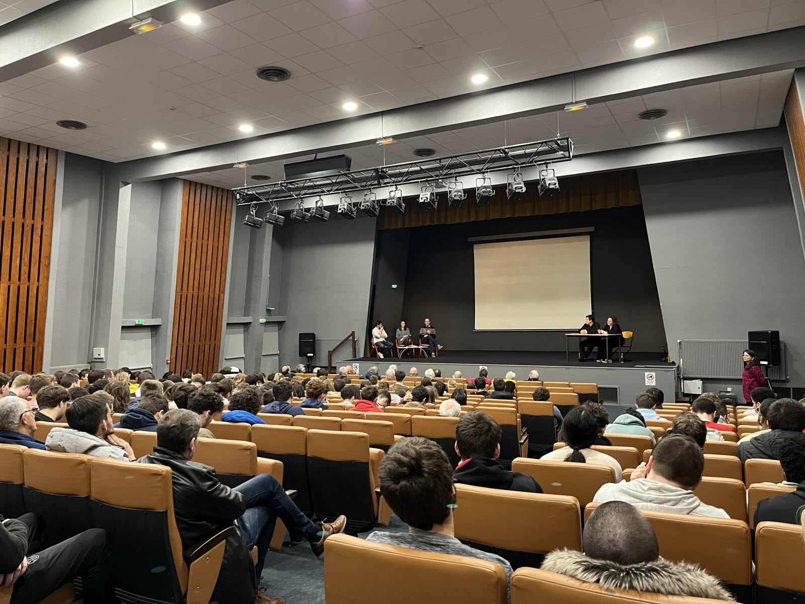 découvrez anne-sophie didelot, pionnière en robotique, qui repousse les limites de l'innovation technologique. explorez son parcours inspirant et ses contributions significatives dans le monde des robots.
