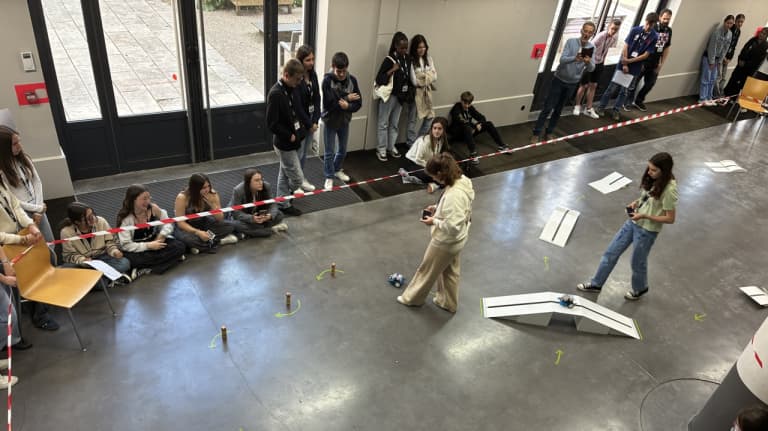 découvrez l'univers fascinant des collégiens de blois qui conçoivent des robots innovants. plongez dans leurs projets créatifs et apprenez comment ces jeunes esprits brillants allient technologie et apprentissage au service de l'avenir.
