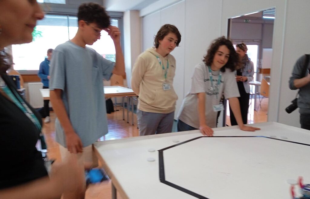 découvrez le projet captivant des collégiens de blois, qui explorent le monde des robots à travers des ateliers pratiques et des compétitions innovantes. une initiative qui allie créativité et technologie pour inspirer les jeunes esprits !