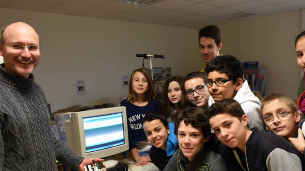 découvrez l'univers fascinant des collégiens de blois qui s'initient à la robotique ! apprenez comment ces jeunes innovateurs explorent la technologie et développent leurs compétences en ingénierie à travers des ateliers et des compétitions captivantes.
