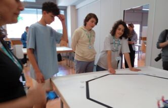 découvrez le projet captivant des collégiens de blois, qui explorent le monde des robots à travers des ateliers pratiques et des compétitions innovantes. une initiative qui allie créativité et technologie pour inspirer les jeunes esprits !