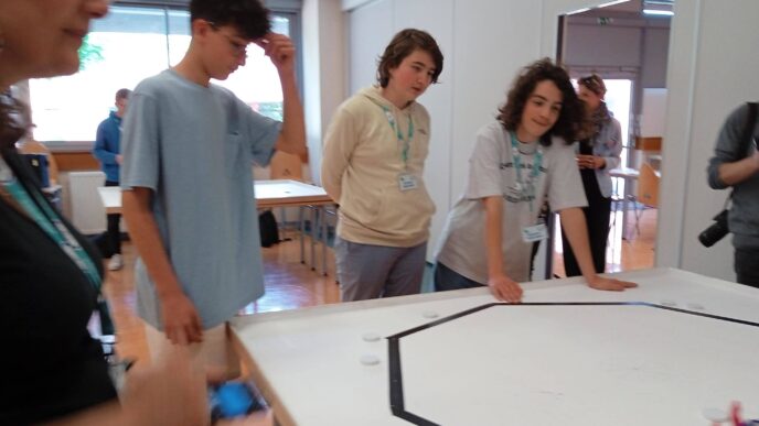 découvrez le projet captivant des collégiens de blois, qui explorent le monde des robots à travers des ateliers pratiques et des compétitions innovantes. une initiative qui allie créativité et technologie pour inspirer les jeunes esprits !