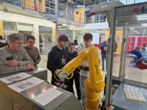 assistez à la finale du robotfly à bellignat, un événement captivant où les meilleurs robots s'affrontent dans des compétitions palpitantes. profitez d'une journée pleine d'innovation, de technologie et de spectacles impressionnants pour petits et grands.