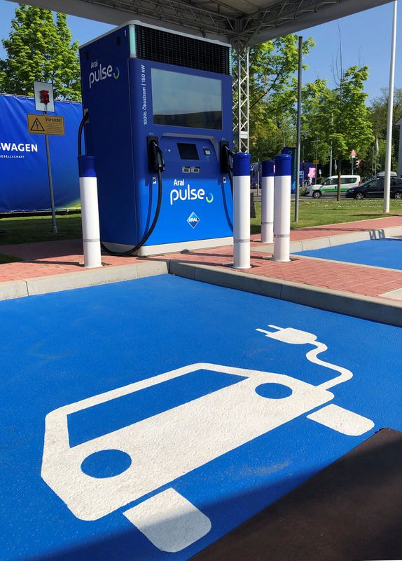 découvrez pourquoi un fonds de pension a décidé de stopper ses investissements dans tesla, analysant les implications financières et les tendances du marché automobile durable.