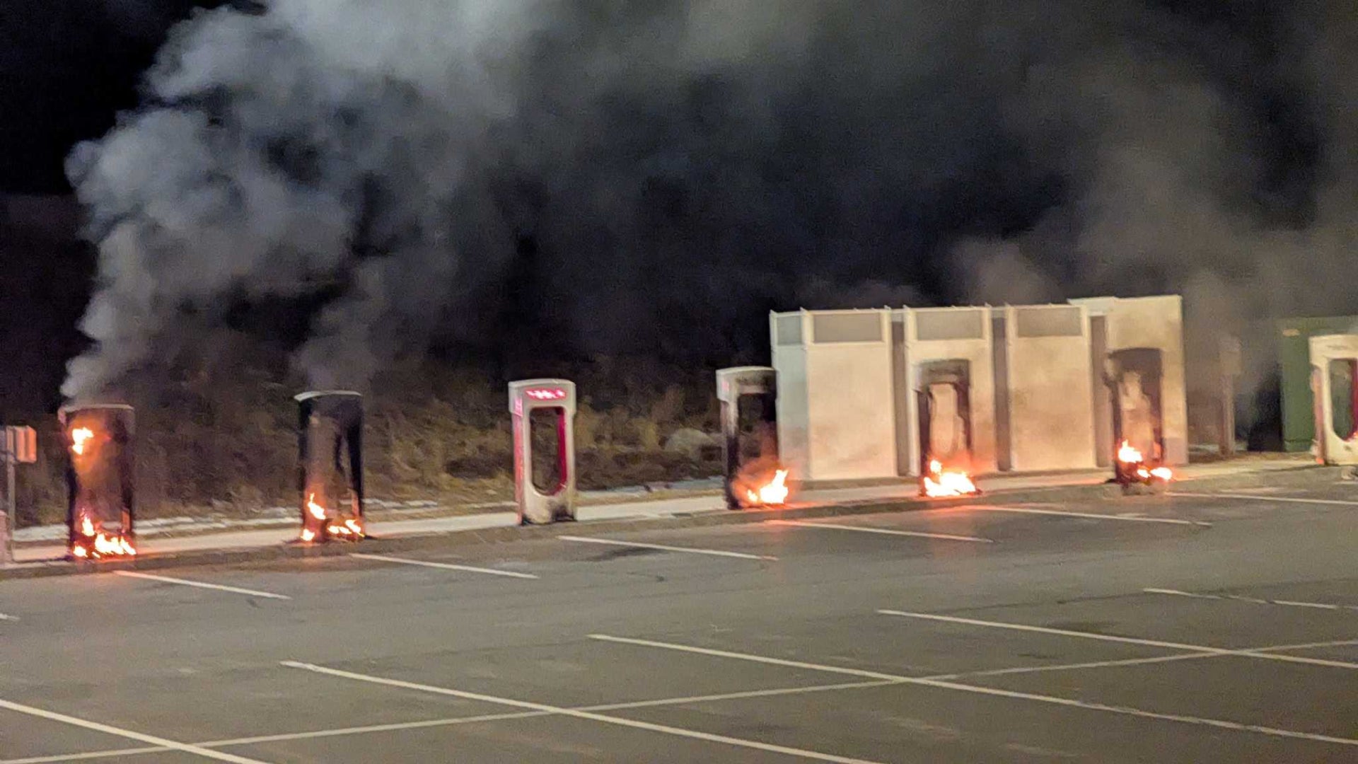 découvrez les dernières informations sur l'incendie impliquant un véhicule tesla. analyse des causes, des réactions des propriétaires et des mesures de sécurité mises en place par la marque pour garantir la sécurité de ses utilisateurs.