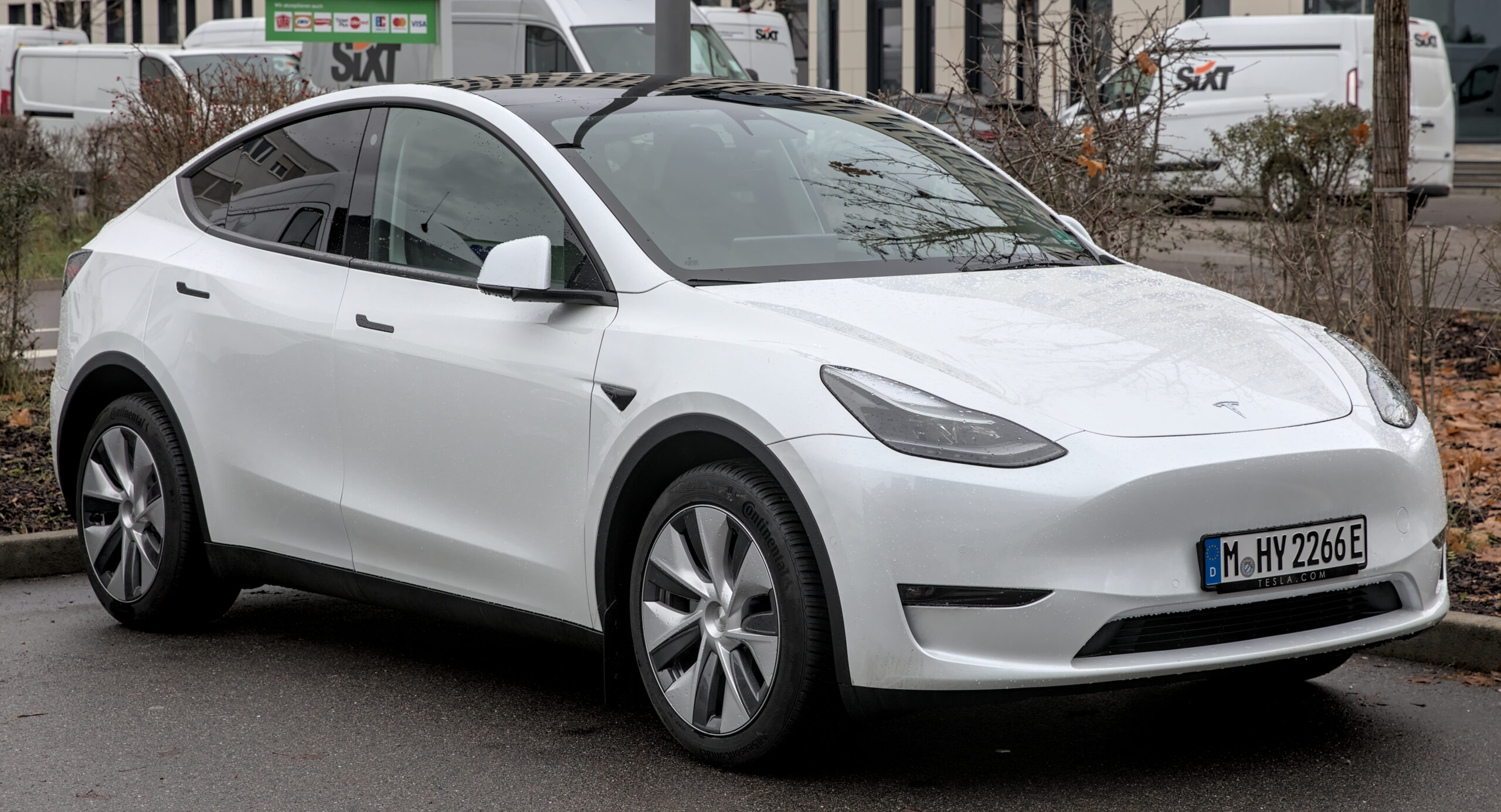 découvrez comment effectuer la mise à niveau de votre tesla model y avec nos conseils et astuces. améliorez les performances, la sécurité et le confort de votre véhicule électrique grâce à nos recommandations pratiques.
