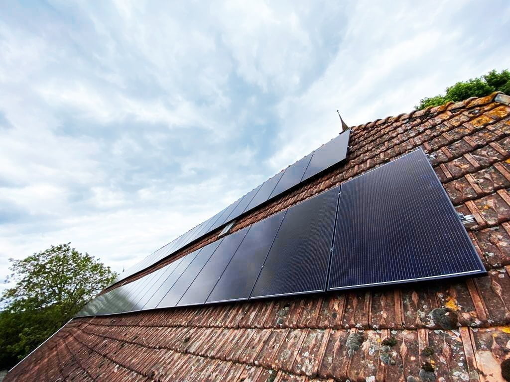 découvrez comment les panneaux solaires fonctionnent même par temps nuageux. informez-vous sur leur efficacité, leur production d'énergie et les solutions pour maximiser leur performance en conditions nuageuses.