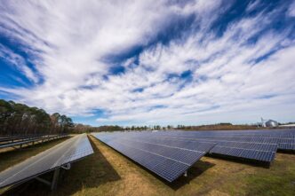 découvrez comment les panneaux solaires fonctionnent même par temps nuageux. apprenez les avantages d'une installation solaire et son efficacité face aux conditions climatiques variées.