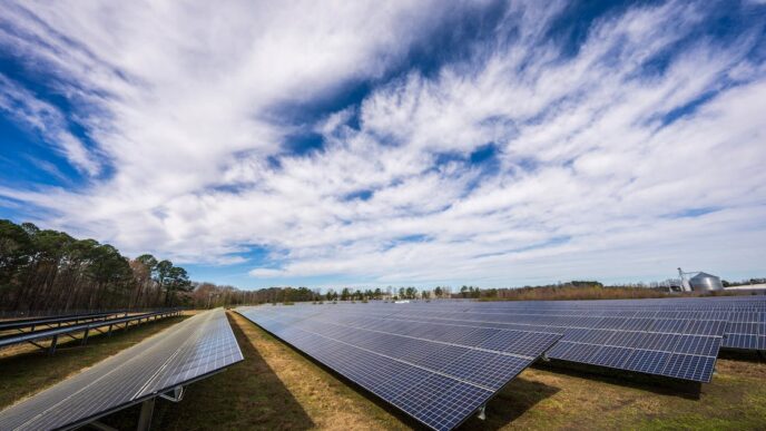 découvrez comment les panneaux solaires fonctionnent même par temps nuageux. apprenez les avantages d'une installation solaire et son efficacité face aux conditions climatiques variées.
