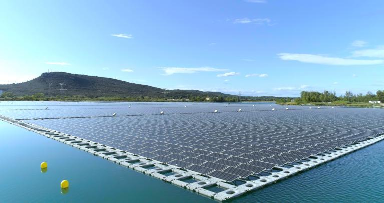 découvrez les avantages des panneaux solaires flottants aux états-unis, une solution innovante pour maximiser l'énergie renouvelable tout en préservant les terres agricoles et les écosystèmes. informez-vous sur leur fonctionnement, leur installation, et leurs bénéfices environnementaux.
