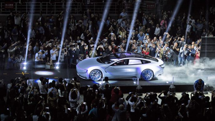 découvrez notre prototype révolutionnaire qui concurrence tesla, alliant performance, innovation et durabilité. explorez les caractéristiques uniques qui mettent ce nouveau modèle sur le devant de la scène dans l'industrie automobile.