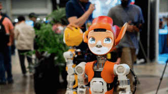 découvrez le robot miroki, une innovation révolutionnaire en radiothérapie conçue spécialement pour les enfants. ce compagnon ludique et rassurant accompagne les jeunes patients tout au long de leur traitement, réduisant l'anxiété et facilitant l'expérience médicale. offrez à votre enfant une approche douce et engageante de la radiothérapie.