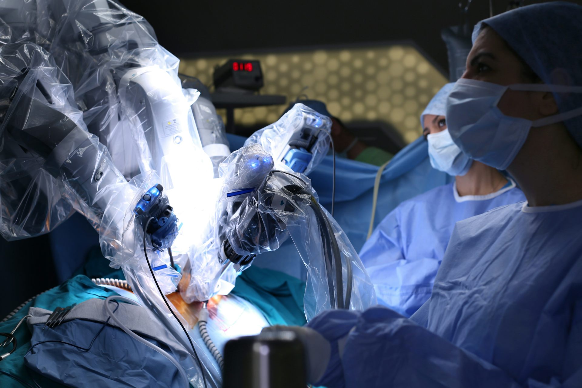 découvrez comment la robotique révolutionne le domaine de la chirurgie grâce à des techniques précises et minimement invasives, offrant aux patients des interventions plus sûres et un rétablissement accéléré.