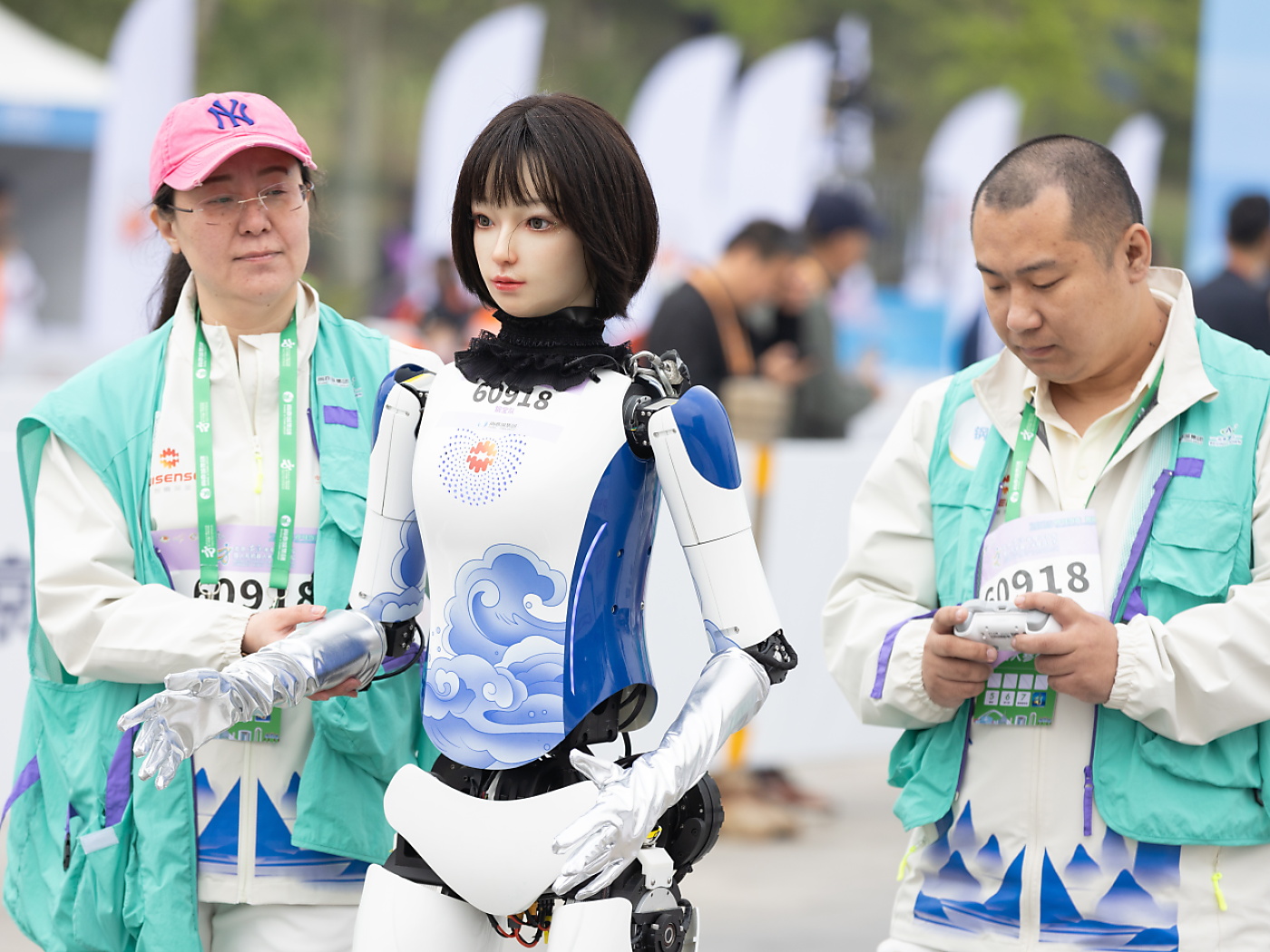 découvrez l'univers fascinant des robots humanoïdes : leurs technologies, leurs applications dans la vie quotidienne et leur impact sur notre futur. plongez dans une révolution technologique qui façonne les interactions humaines et redéfinit nos sociétés.