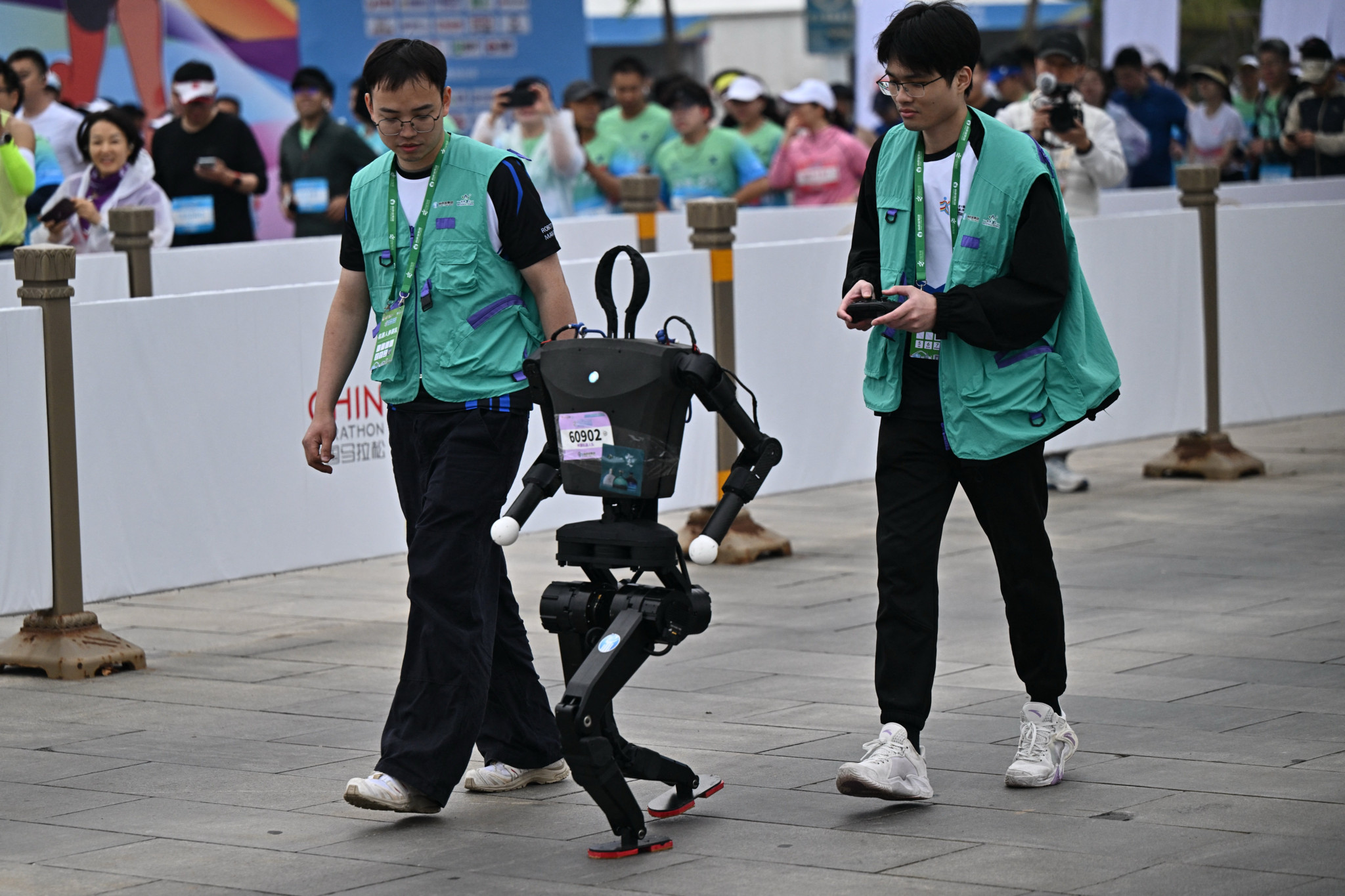 découvrez les robots humanoïdes ups, des compagnons technologiques innovants conçus pour interagir et assister dans diverses tâches. explorez leurs fonctionnalités avancées et leur impact sur l'avenir de la robotique.
