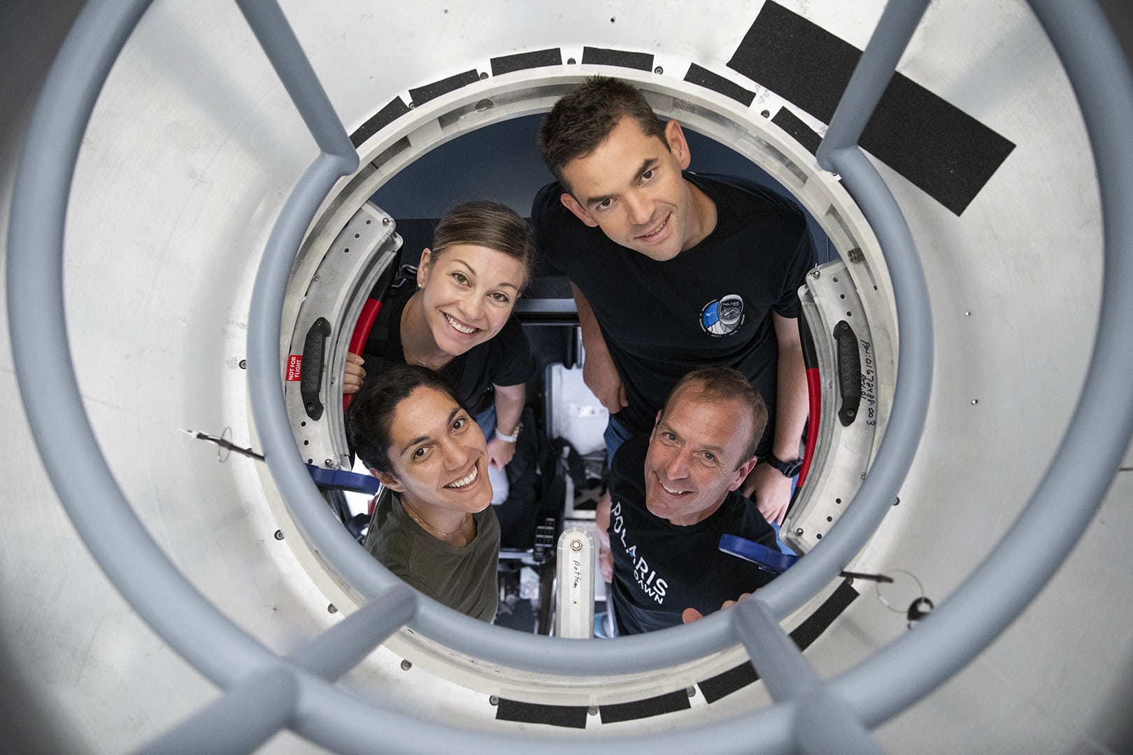 découvrez la mission polaris dawn de spacex, une aventure spatiale révolutionnaire qui embarque deux civils dans un voyage unique au-delà de notre planète. suivez le parcours de ces pionniers et plongez dans l'univers fascinant de l'exploration spatiale.